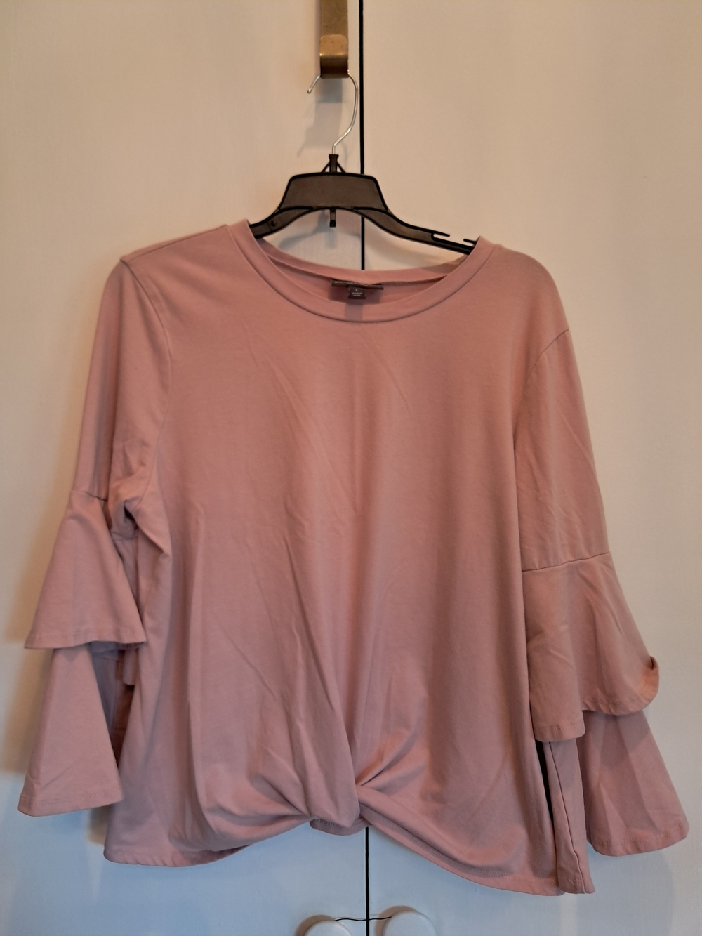 BOLD elements Dusty Pink Twist-Front Ruffle Sleeve Top